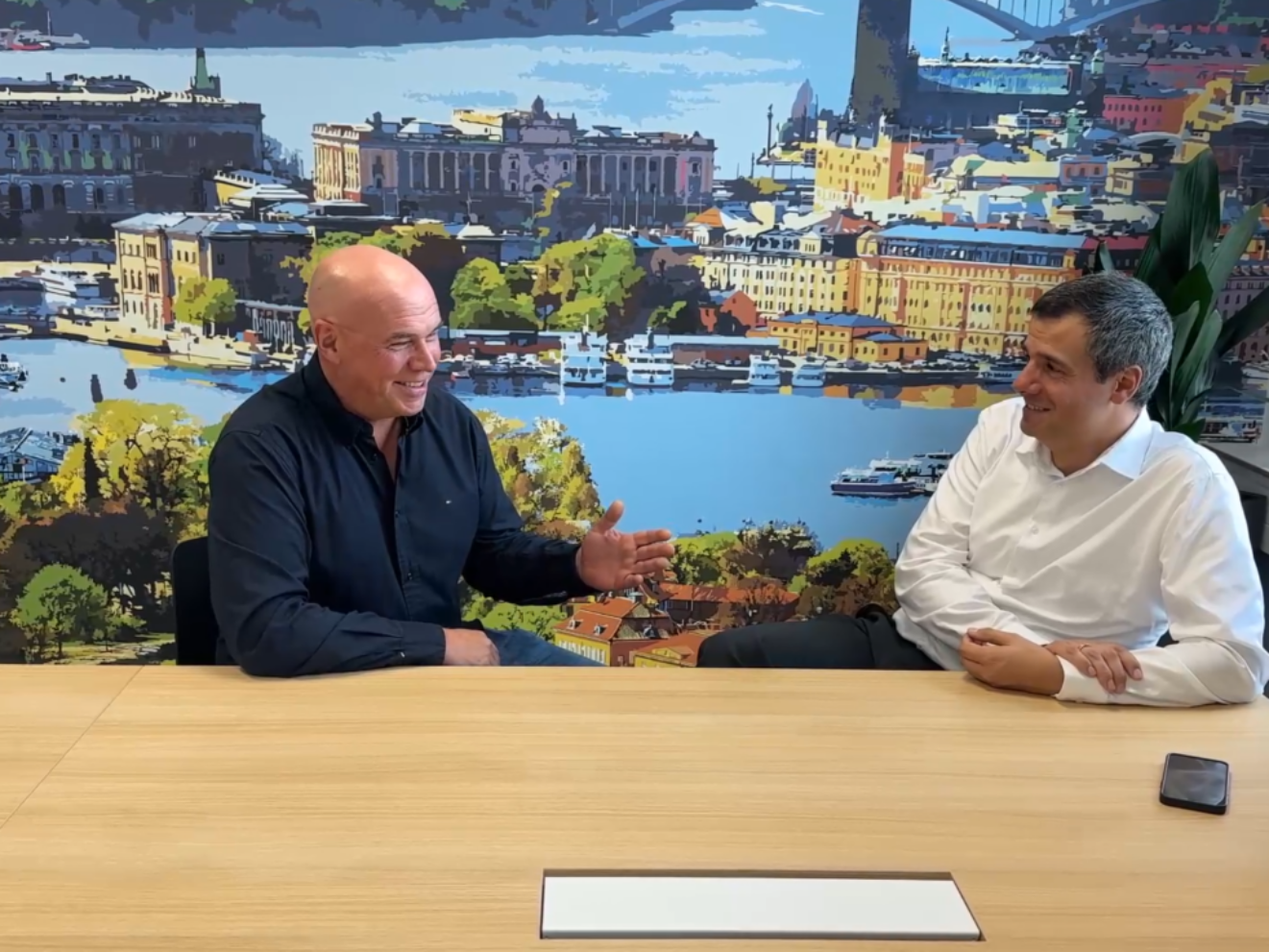 SEEBURGER Daniel Saatzer Klaus Dirsen zwei Männer im Büro in einem Gespräch